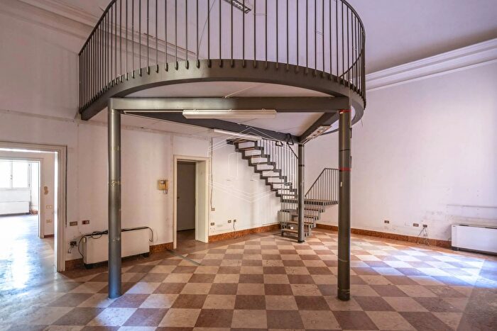 Appartamento trilocale in vendita in Strada Maggiore, Bologna