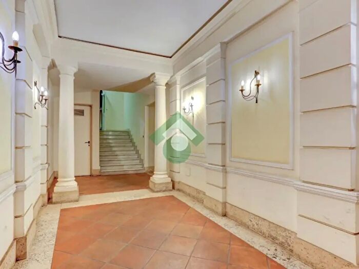 Appartamento trilocale in vendita in Via dei Serpenti, Roma