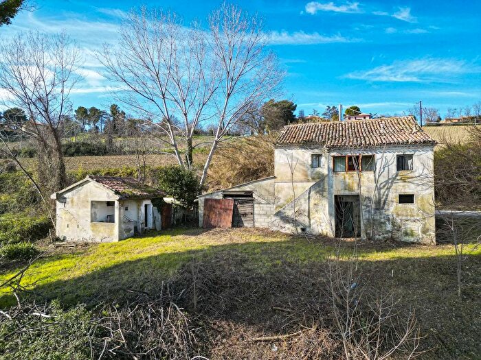 Casa con 8 locali in vendita in Ancona