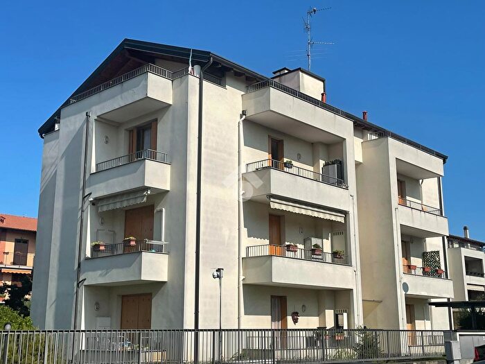 Appartamento trilocale in vendita in Via Montecchio, Cardano Al Campo