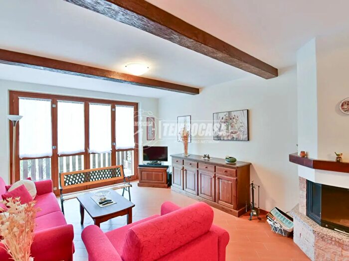 Appartamento trilocale in vendita in Via Monte San Primo, Sormano