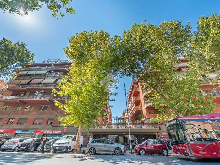 Appartamento trilocale in vendita in Via della Magliana Pald, Roma