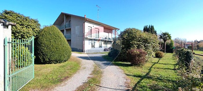 Casa con 8 locali in vendita in Oleggio Castello