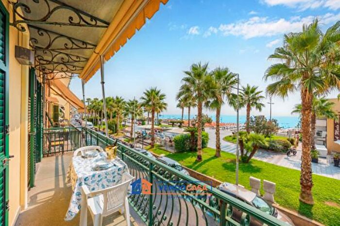 Appartamento trilocale in vendita in Corso Roma, Loano