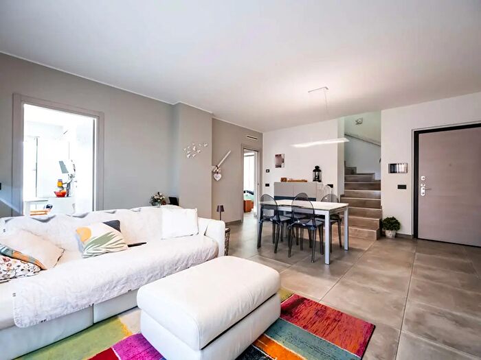 Appartamento quadrilocale in vendita in Via Colli, Azzate