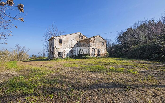 Casa con 7 locali in vendita in Senigallia