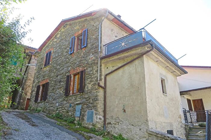 Casa quadrilocale in vendita in Bagnone