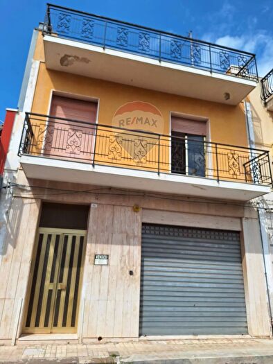 Casa con 7 locali in vendita in Via Torino, Floridia