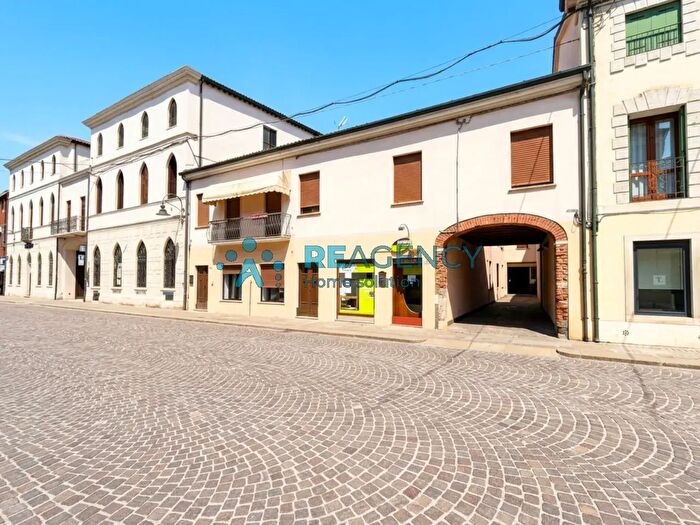 Casa con 5 locali in vendita in Montebello Vicentino