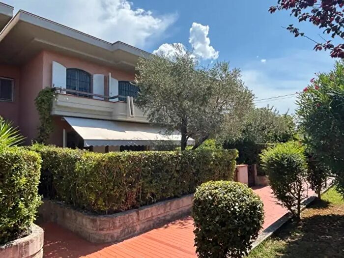 Appartamento trilocale in vendita in Via Vittorio Veneto, Massa