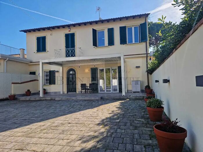 Casa con 6 locali in vendita in Pietrasanta