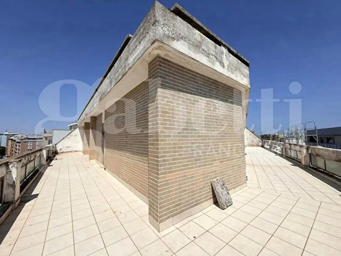 Appartamento con 9 locali in vendita in Via Salandra, Lecce