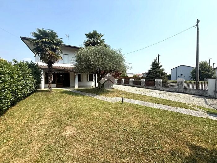 Casa con 8 locali in vendita in Tombolo