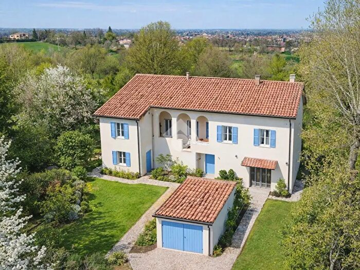 Casa con 10 locali in vendita in Via Cà De Caiti, Scandiano