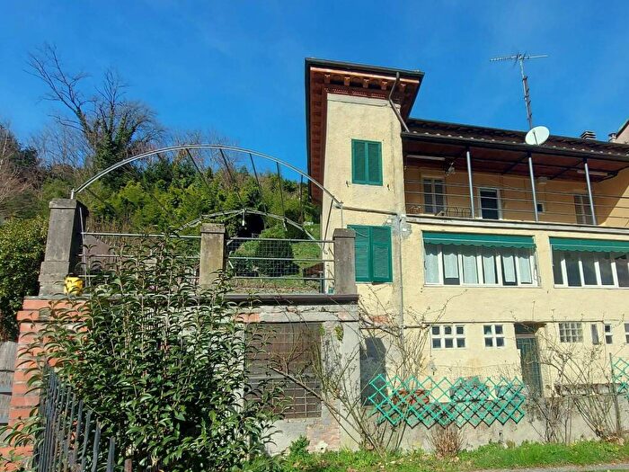 Casa con 6 locali in vendita in Viale Roma, Centro, Bagni di Lucca