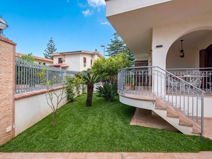 Casa con 8 locali in affitto in Via Nesea, Palermo