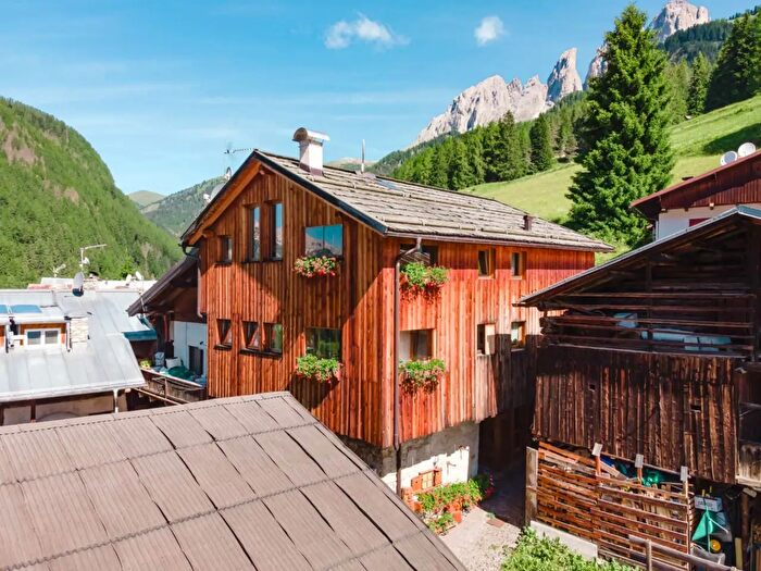 Casa con 8 locali in vendita in Loc Pian, Campitello Di Fassa