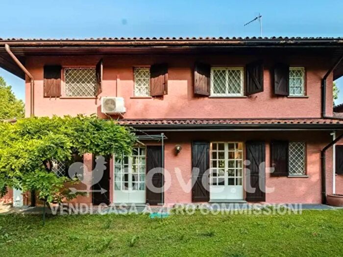 Casa con 6 locali in vendita in Via Alessandro Manzoni, Barzana