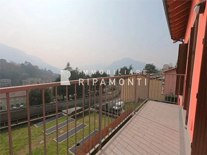 Appartamento trilocale in affitto in Via Quarto, Lecco