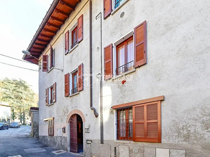 Casa con 6 locali in vendita in Via Risorgimento, Valbrona