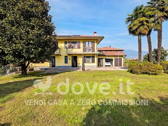 Casa con 6 locali in vendita in Via Papa Giovanni XXIII, Biandronno