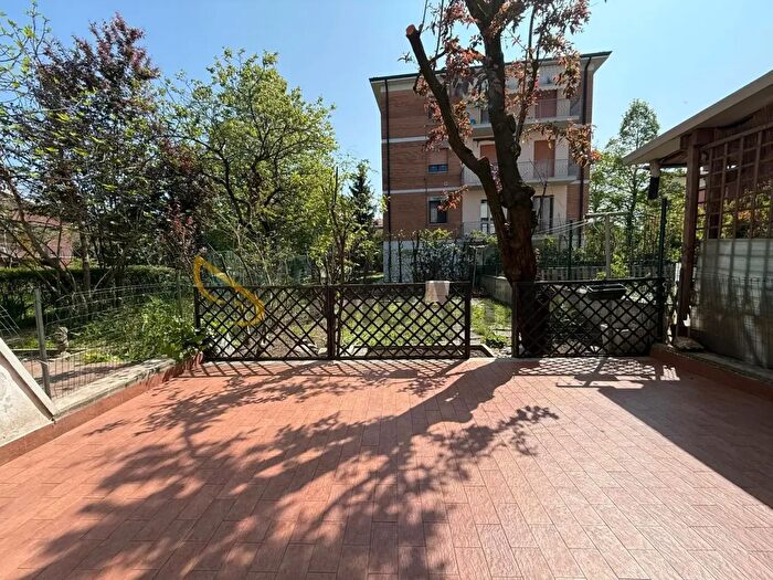 Casa con 6 locali in affitto in Via Walter Tobagi, Modena