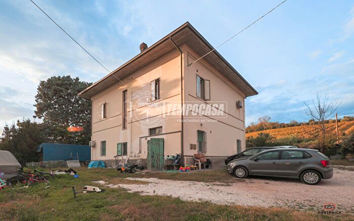 Casa con 8 locali in vendita in Via Trado, San Clemente