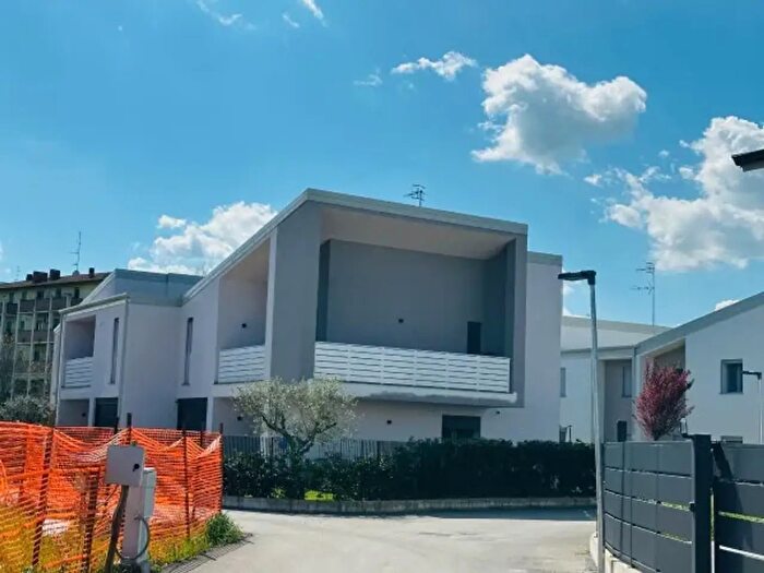 Casa quadrilocale in vendita in Via Gorizia, Reggio Emilia