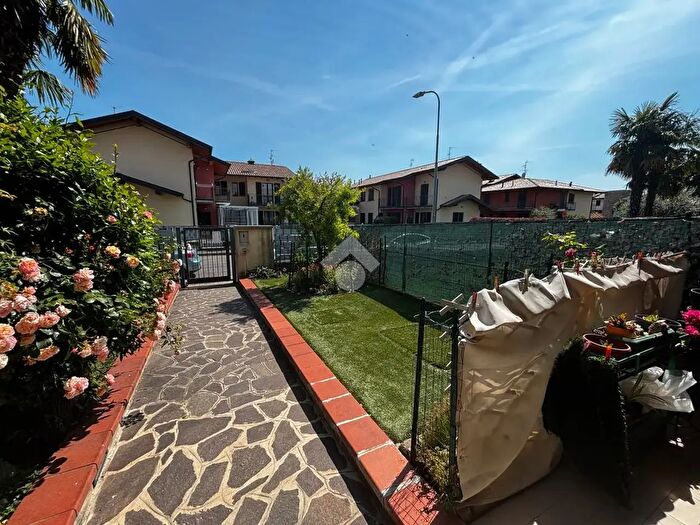 Casa quadrilocale in vendita in Via Don Camillo Vassalli, Comun Nuovo