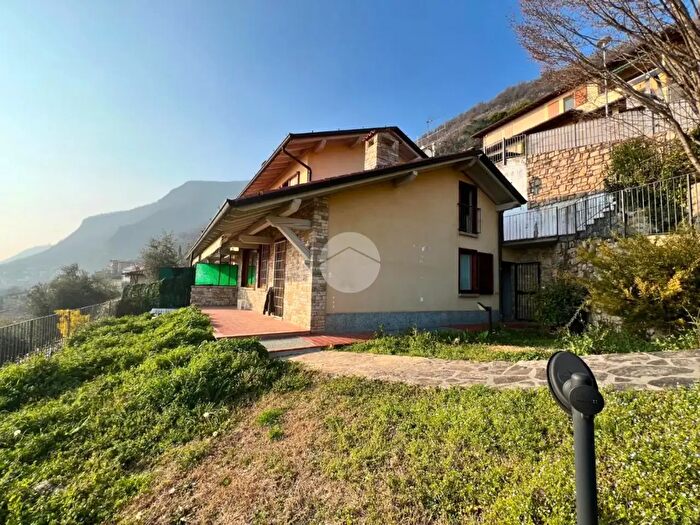 Casa quadrilocale in vendita in Via Campitino, Predore