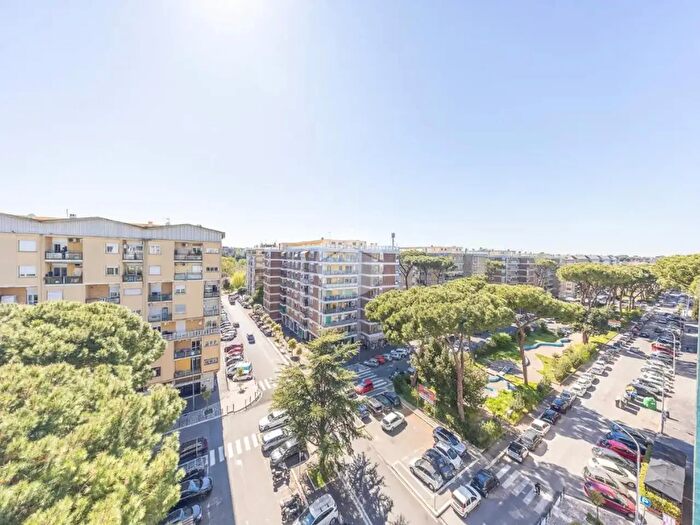 Appartamento con 5 locali in vendita in Via Val Padana, Roma