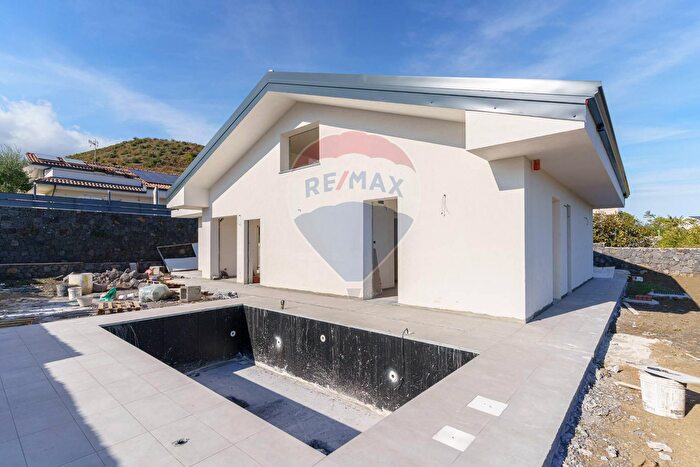 Casa con 6 locali in vendita in Via Luciano Pavarotti, Viagrande