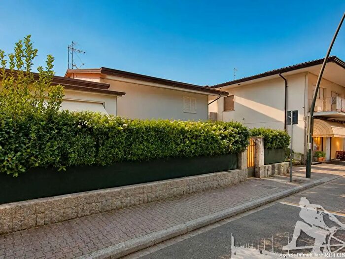 Casa con 7 locali in vendita in Forte Dei Marmi