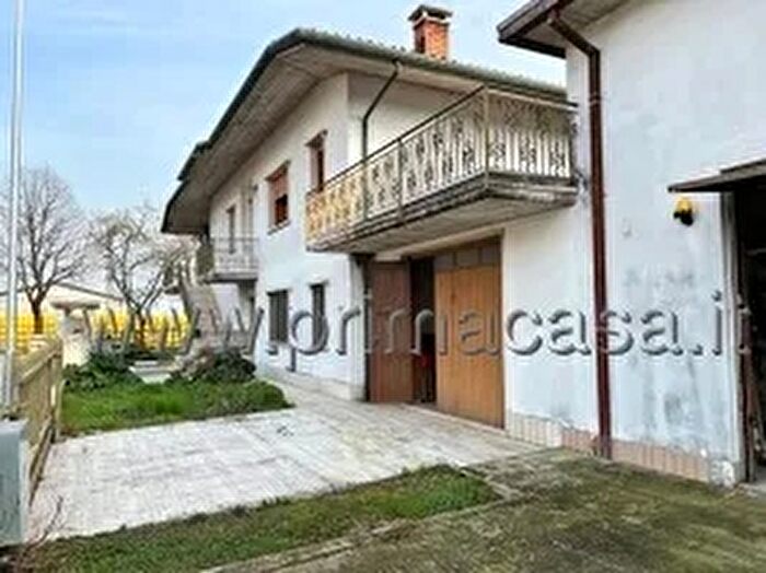 Casa con 15 locali in vendita in Via Bassano Snc, Bonavigo