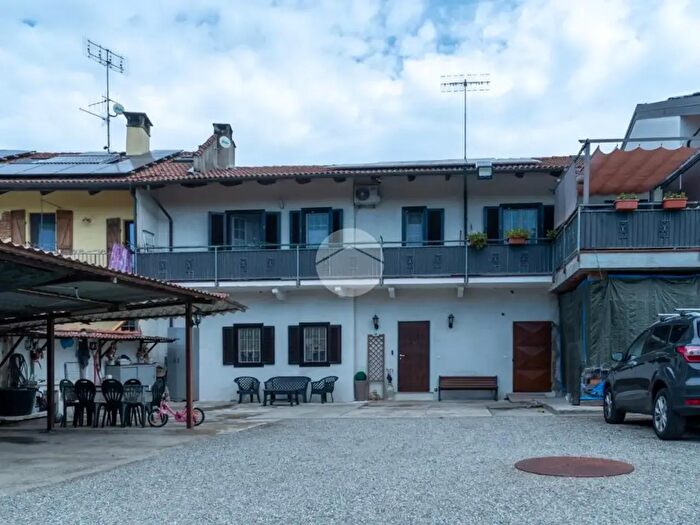 Casa con 7 locali in vendita in Via Statale, Chivasso