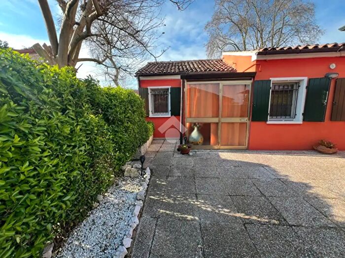 Casa bilocale in vendita in Via Tripoli, Cona