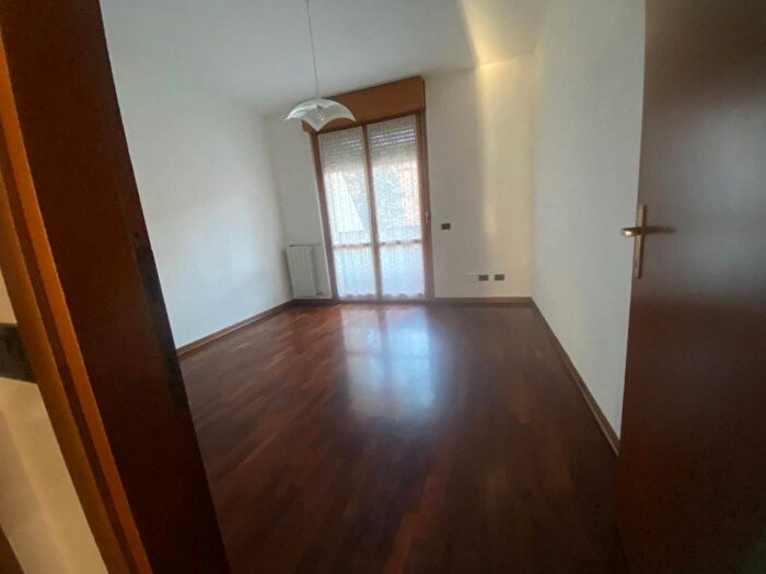 Appartamento trilocale in affitto in Via Flora, Flora, Legnano