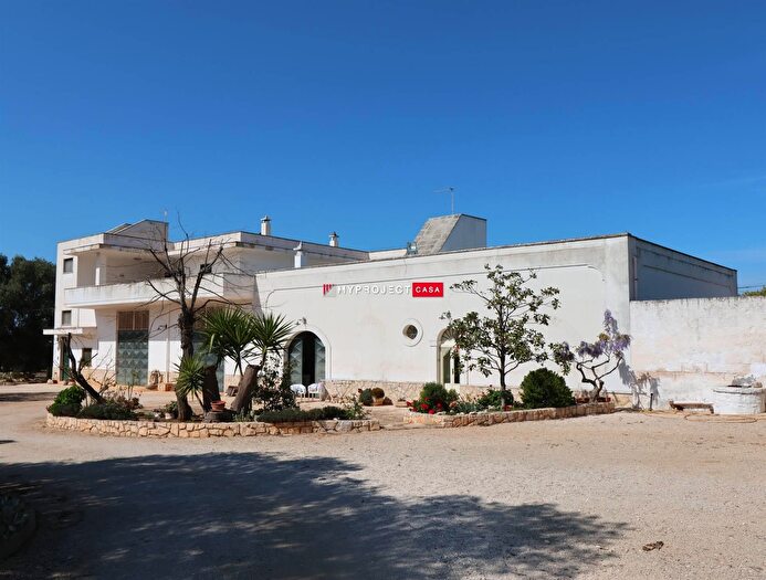 Casa con 20 locali in vendita in Fasano