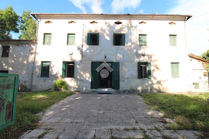 Casa con 5 locali in vendita in Piazza Europa, Chiarano