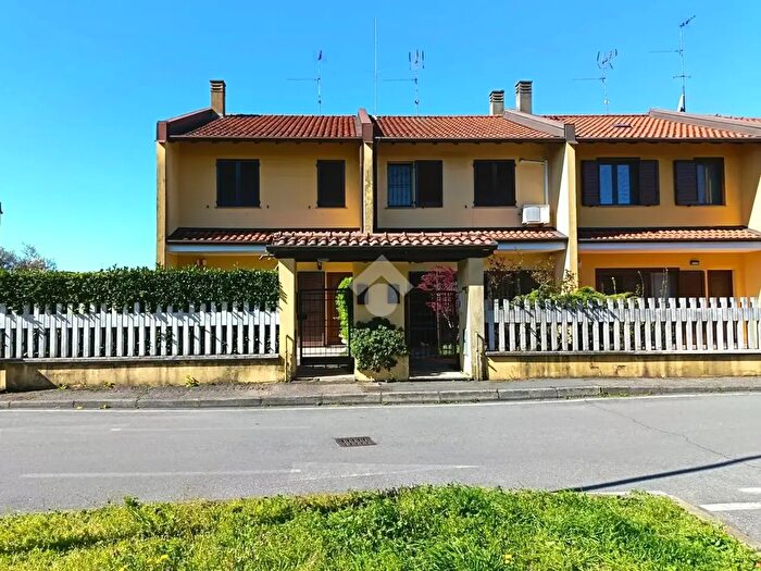 Casa quadrilocale in vendita in Via Salvo dAcquisto, Robecco Sul Naviglio