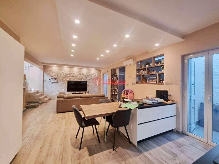 Casa con 6 locali in vendita in Via Malcangi, Trani