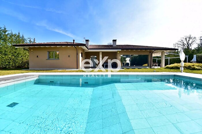 Casa con 7 locali in vendita in Lazzate