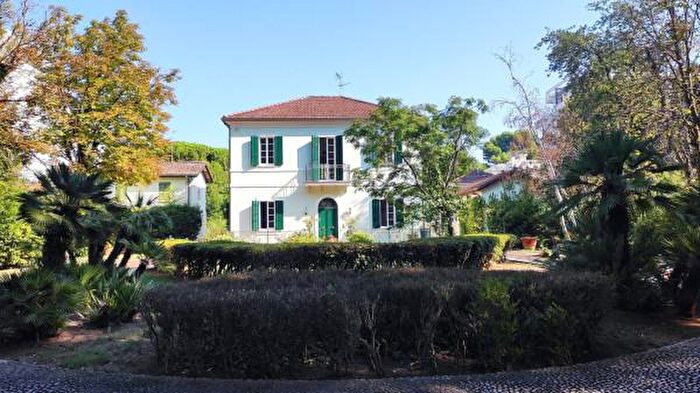 Casa con 6 locali in vendita in Viale Cesare Battisti, Riccione