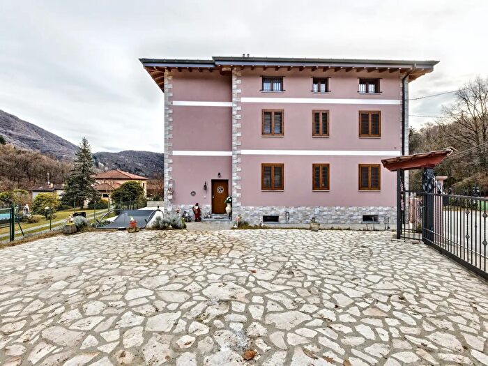 Casa con 7 locali in vendita in Via Risorgimento Snc, Dumenza