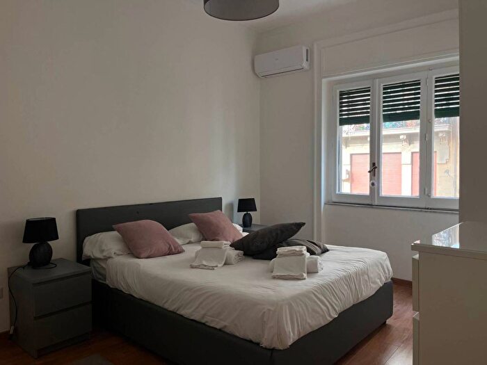 Appartamento bilocale in affitto in Via Vittoria Colonna, Chiaia, Napoli