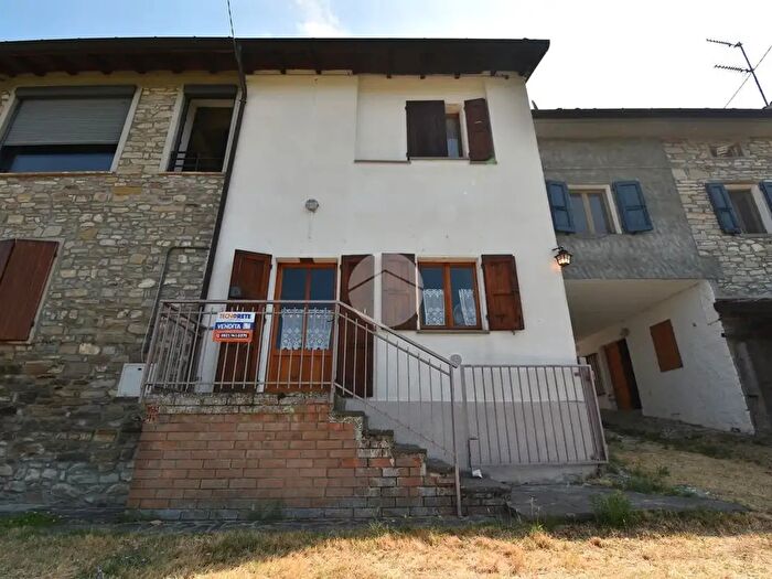 Casa trilocale in vendita in Via Fragno, Calestano