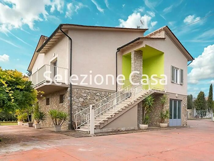 Casa con 8 locali in vendita in Santa Maria A Monte