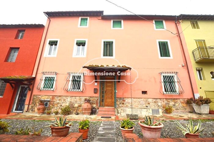 Casa con 9 locali in vendita in Capannori