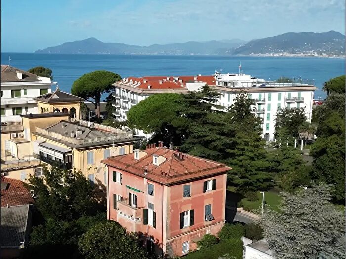 Casa con 16 locali in vendita in Sestri Levante