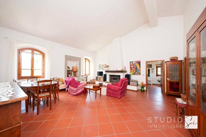 Appartamento con 6 locali in vendita in Via Grammatica E Casina, Pistoia